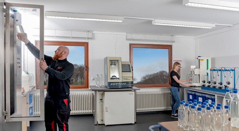 Schultze Anlagentechnik GmbH Labor Mitarbeiter und Mitarbeiterin