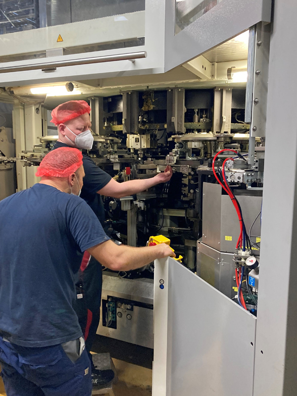 Schultze Anlagentechnik GmbH Service zwei Mitarbeiter vor Ort an Maschine