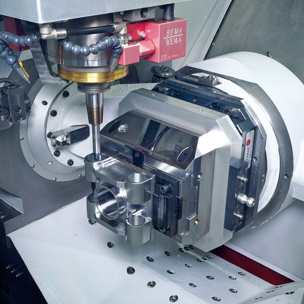 (c) Schultze Anlagentechnik GmbH Effiziente Teilefertigung Innenraum Nahaufnahme Werkstück