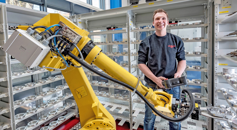 Schultze Anlagentechnik GmbH - Mitarbeitervorteile - Mitarbeiter und Roboter