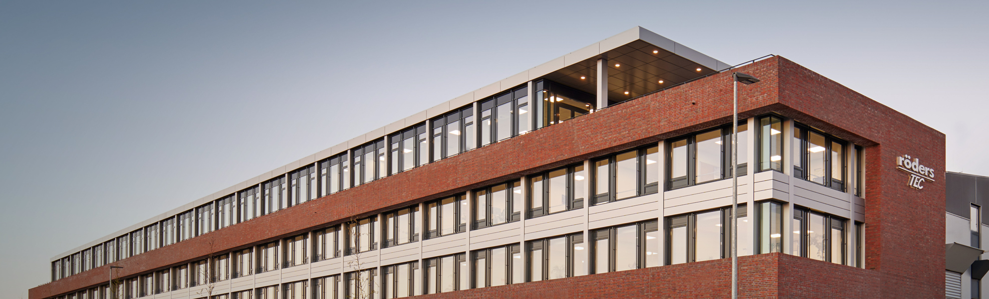 Schultze Anlagentechnik GmbH neues Bürogebäude Abendstimmung