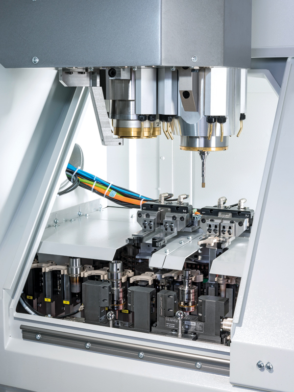 Werkzeugwechsler für zwei Hauptspindeln